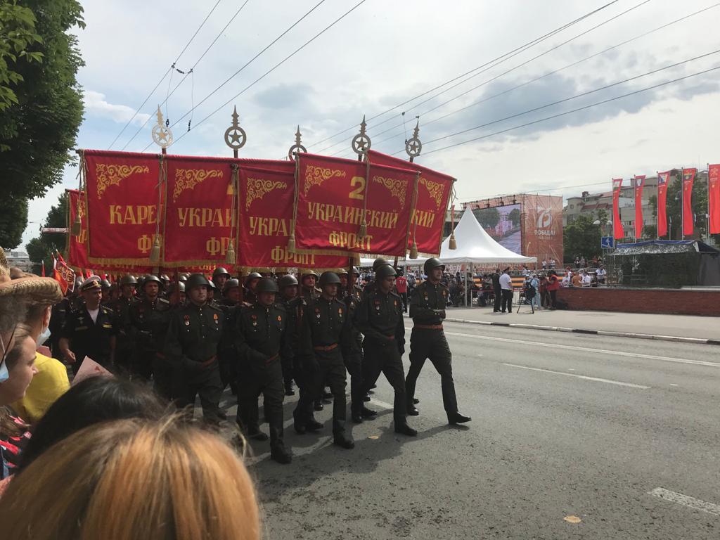 Среди участников парада – три подразделения одетые в форму времен ВОВ и со штандартами фронтов, которые были на момент завершения войны